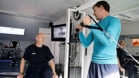 Vægter og brandmand i træningslokale på Christianshavns Brandstation